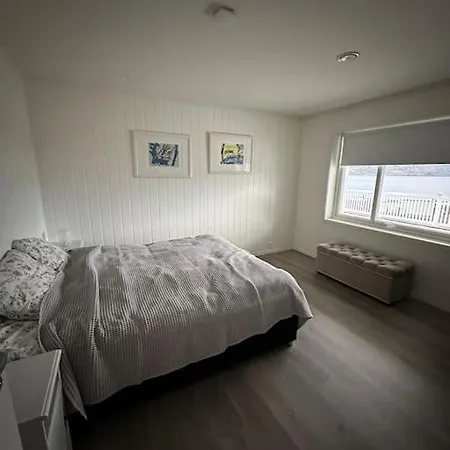 Moderne Einebustad Vila